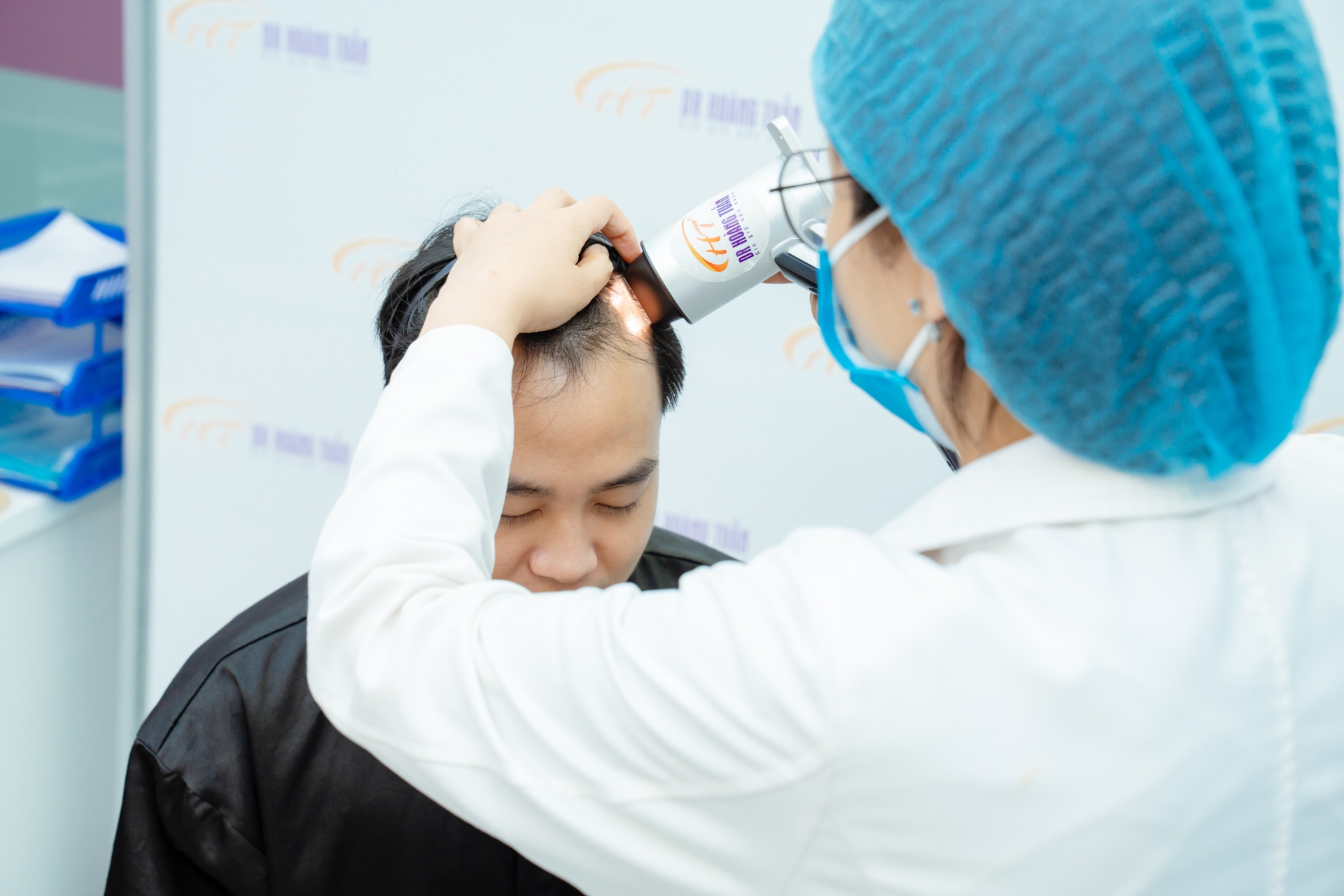 Thăm khám và phân tích nang tóc trong cấy hói chữ M